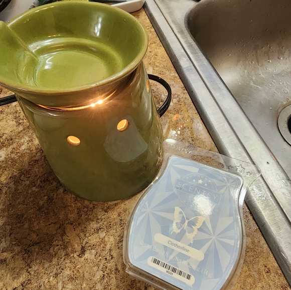 Scentsy warmer with scent bar - Picture 3 of 7